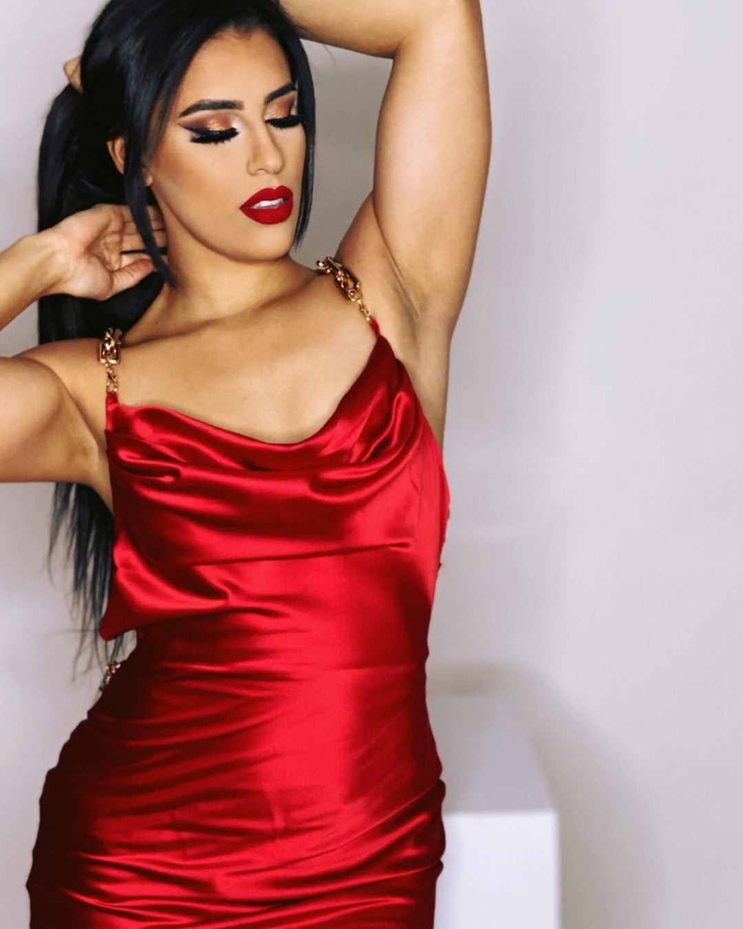 vestido largo rojo
vestido elegante mujer
vestido noche lujo
vestido con cadenas doradas
ropa boutique premium
vestido rojo sensual
vestido gala mujer
outfit cena ejecutiva
vestido fashion latina
moda femenina empoderada