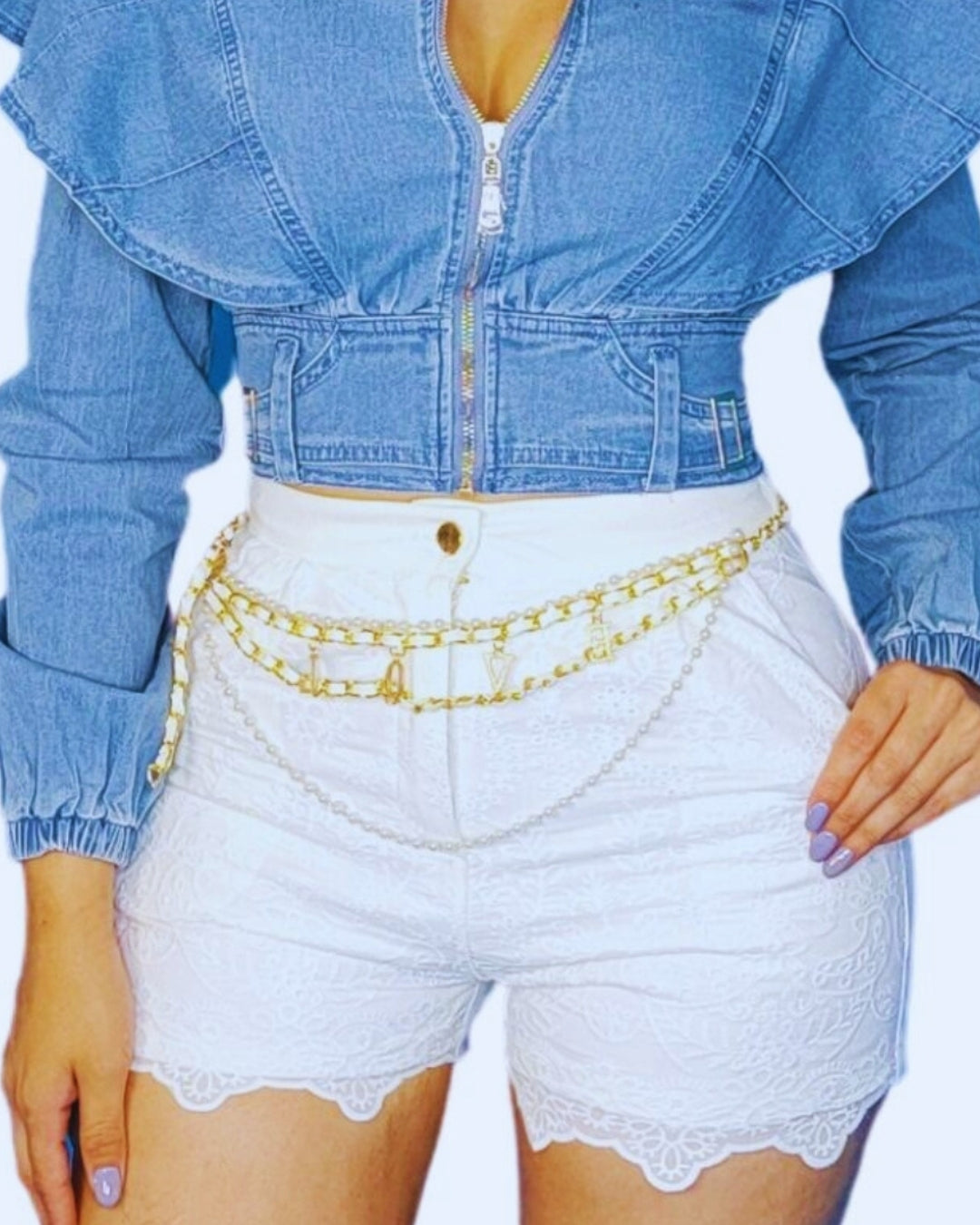 Liora — shorts de encaje blanco con tiro alto y correa de cadenas doradas