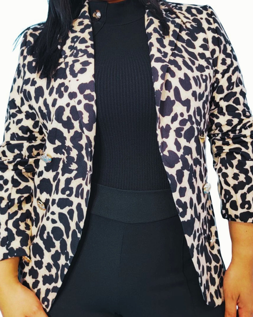 Leondra — chaqueta animal print con botones dorados y estructura elegante