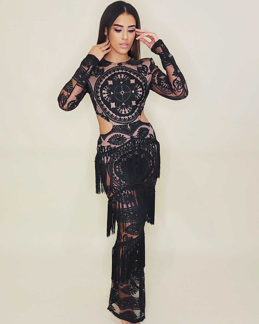 Elaris — vestido de encaje negro con flecos elegantes