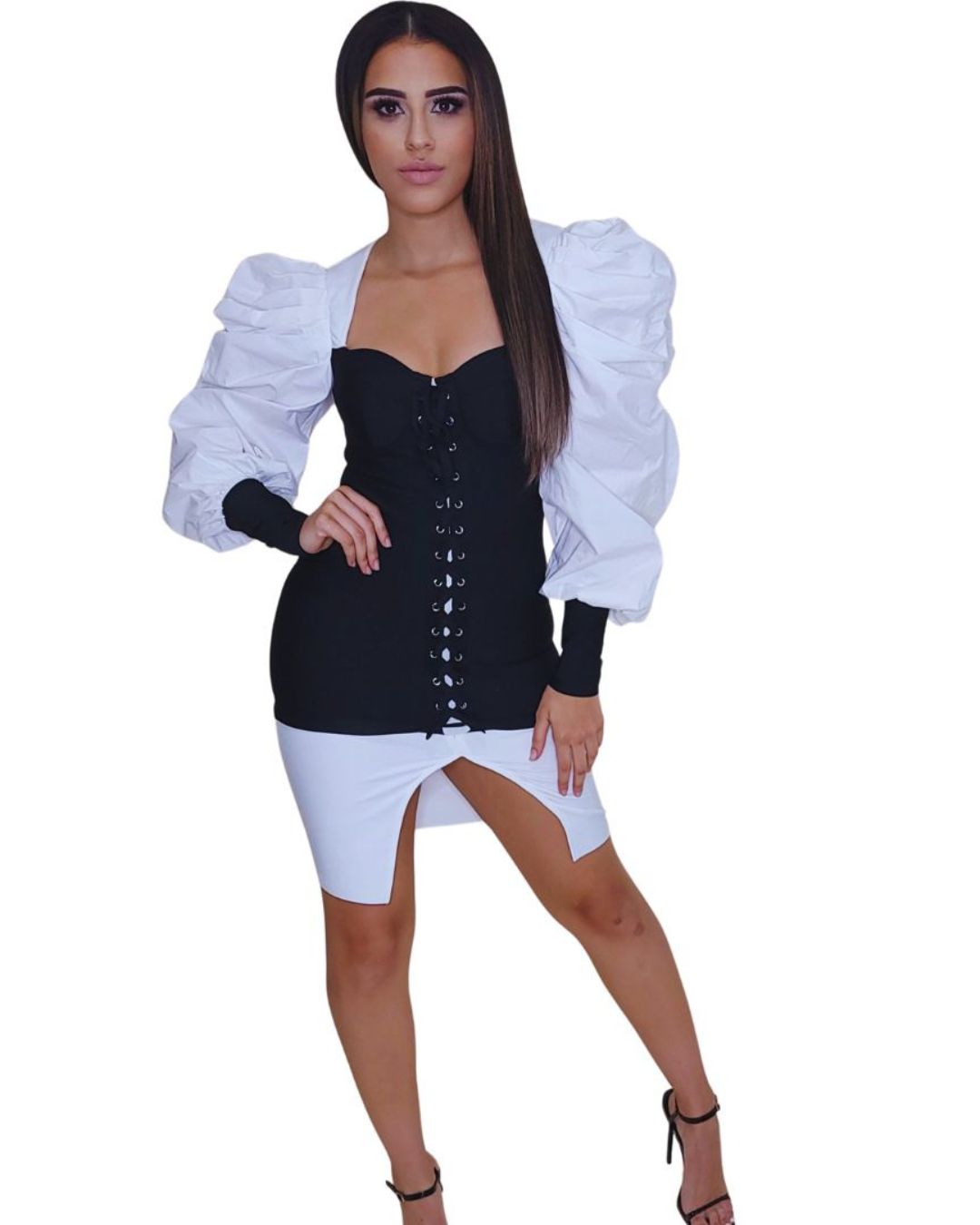 Corvella — vestido corset blanco y negro con mangas abullonadas y abertura lateral