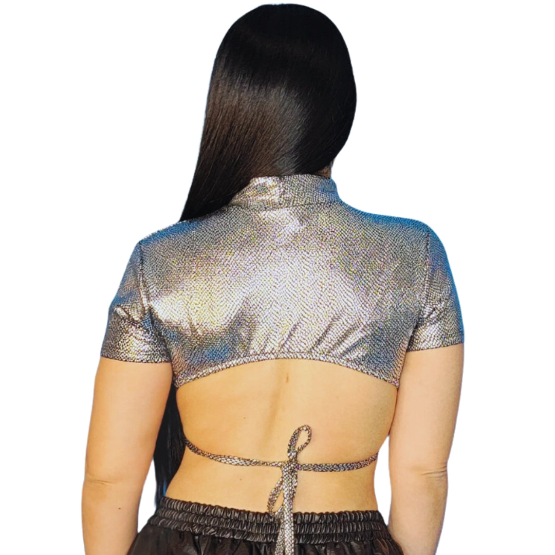 Top metálico
Top cuello alto
Top ajustado mujer
Moda elegante mujer
Top moderno fiesta
Top brillante plateado
Ropa chic premium
Outfits de noche mujer
GV Boutique tops
Ropa sofisticada mujer