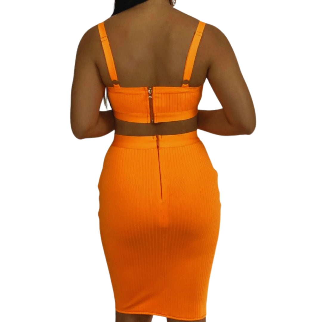 conjunto naranja
set top y falda
ropa moderna mujer
ropa casual elegante
falda midi
outfit vibrante
conjunto verano
top corto mujer
falda con textura
ropa femenina trendy