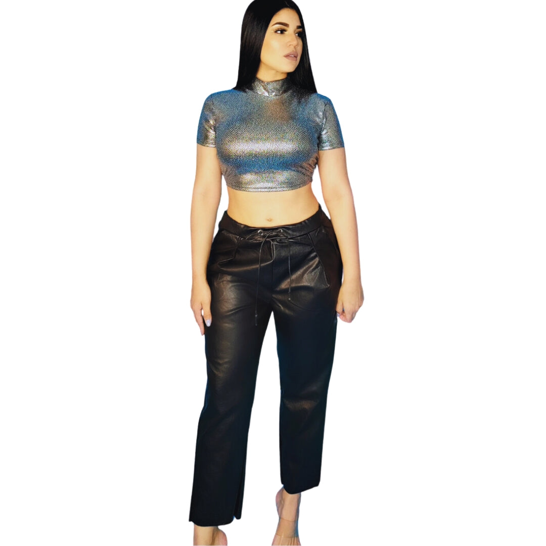 Capri de cuero sintético
Pantalón camel mujer
Pantalón negro moderno
Moda urbana elegante
Capri ajustable mujer
Outfit casual chic
Pantalón con bolsillos
Estilo versátil mujer
Prendas modernas 2024
Pantalones elegantes mujer