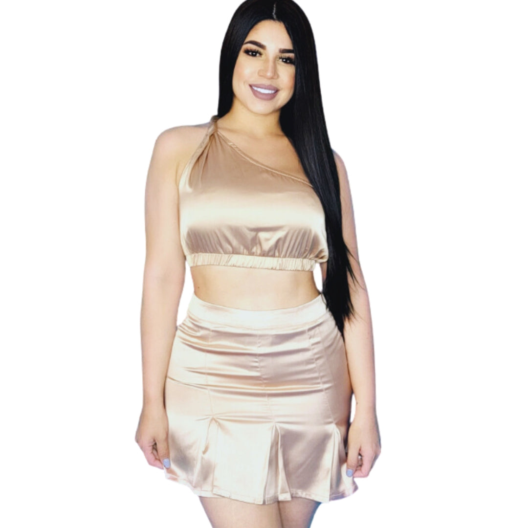 conjunto satinado
set falda y top
tono champán
outfit de fiesta
look nocturno chic
moda premium caribe
top un hombro
falda mini elegante
ropa femenina sofisticada
GV collection