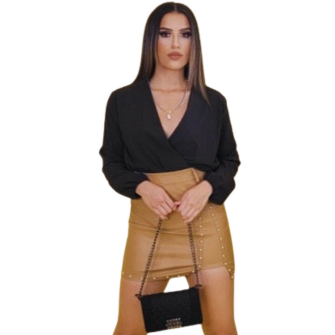 Bodysuit negro
Bodysuit elegante
Blusa cruzada
Bodysuit manga larga
Ropa de oficina chic
Moda premium
Outfit casual elegante
Ropa versátil
GV Boutique
Mujeres con estilo