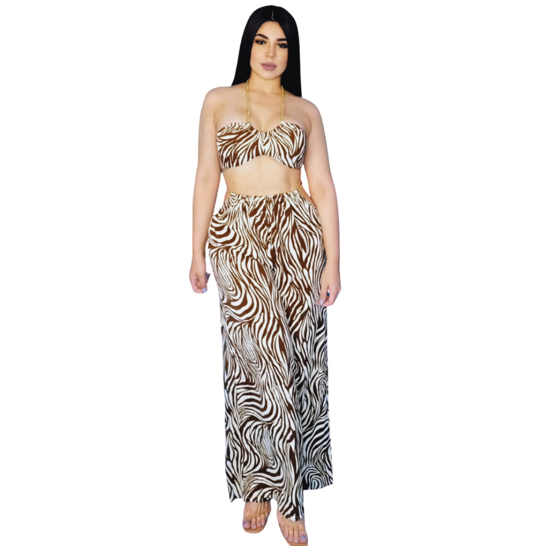 Conjunto mujer
Set animal print
Top halter con cadena
Pantalón pierna ancha
Moda exótica mujer
Conjunto elegante
Outfit de noche
Conjunto moderno
Ropa femenina chic
GV Boutique