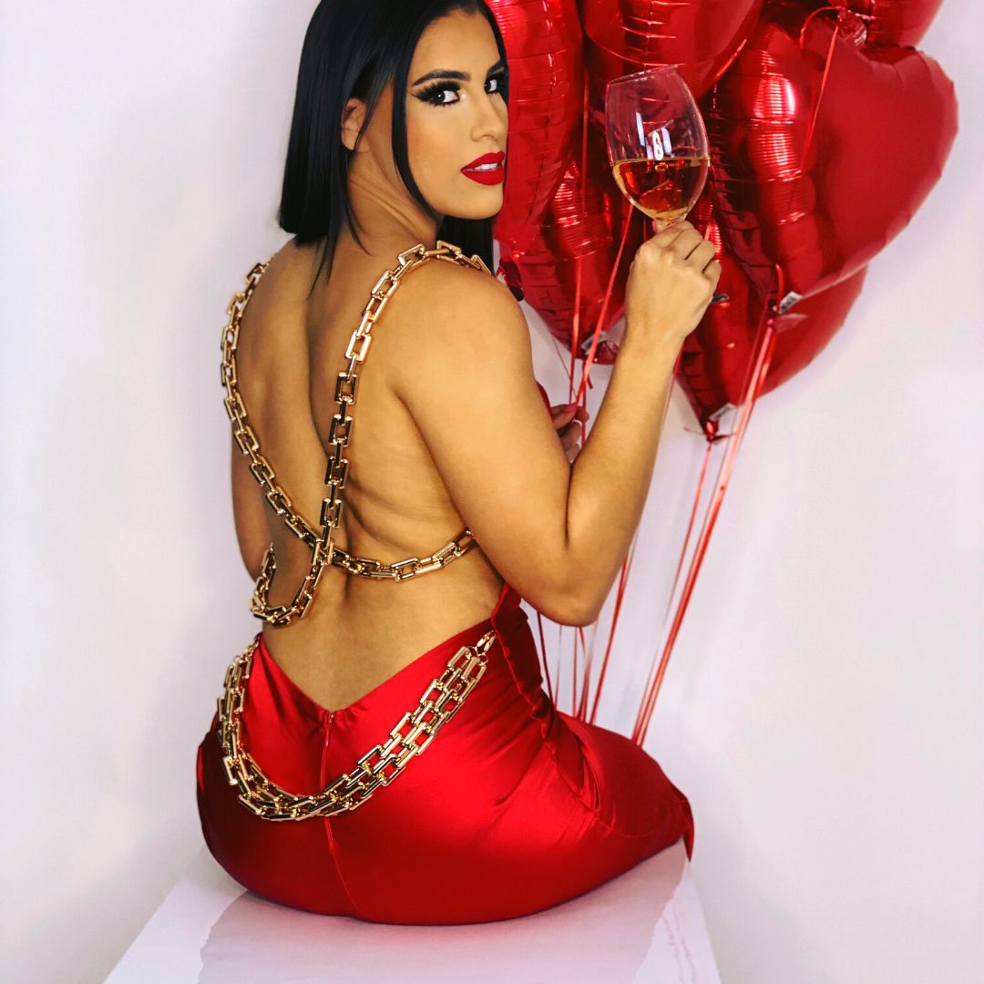 vestido largo rojo
vestido elegante mujer
vestido noche lujo
vestido con cadenas doradas
ropa boutique premium
vestido rojo sensual
vestido gala mujer
outfit cena ejecutiva
vestido fashion latina
moda femenina empoderada