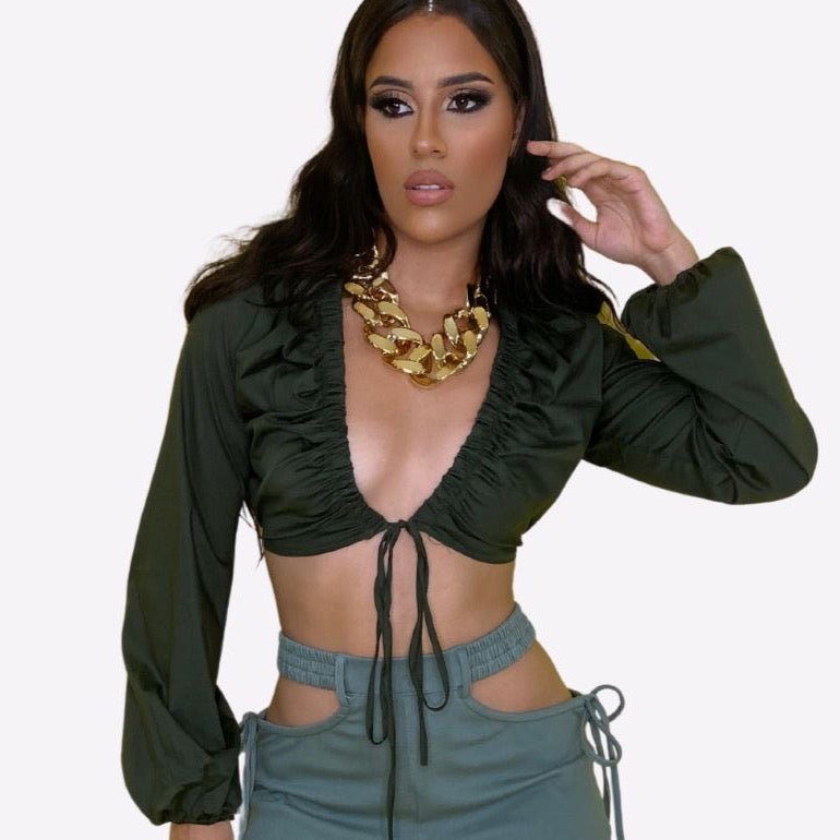 top corto mujer
crop top escote profundo
top con lazo frontal
blusa verde manga larga
ropa casual chic
crop top elegante
top sexy mujer
moda femenina moderna
top versátil casual
ropa mujer GV