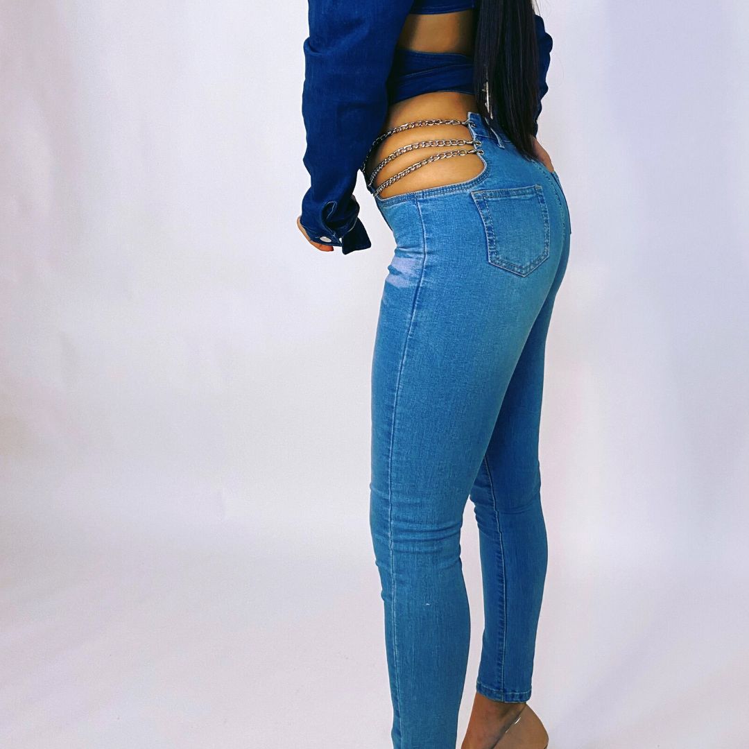 Jeans skinny mujer
Jeans con cadenas
Jeans cut-out
Jeans cintura alta
Denim moderno
Jeans ajustados chic
Moda urbana femenina
Jeans atrevidos
Outfit casual chic
GV Boutique