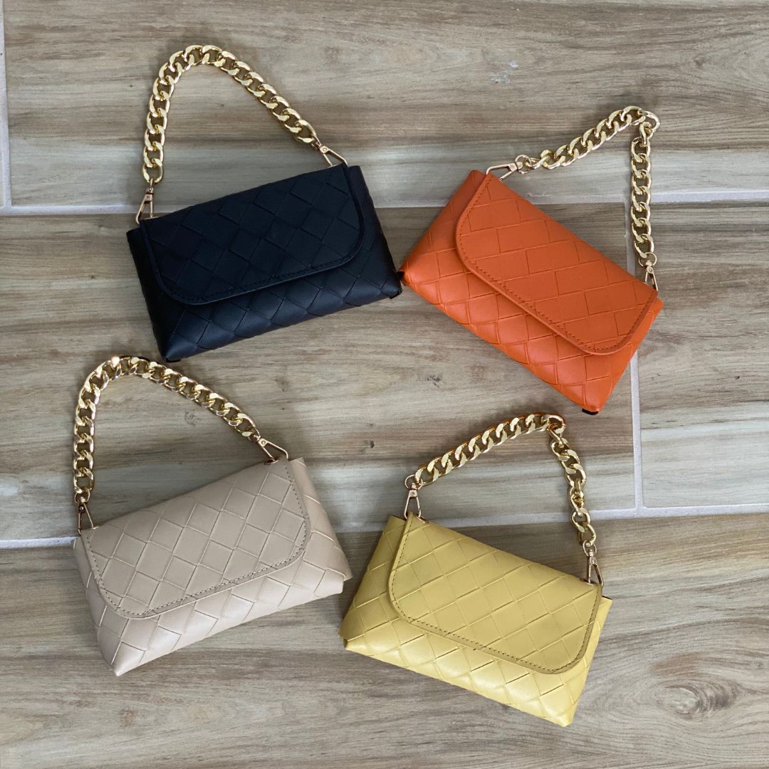 bolso mini
bolso acolchado
cadena dorada
accesorios mujer
cartera pequeña
bolso de fiesta
bolso casual chic
negro
beige
amarillo