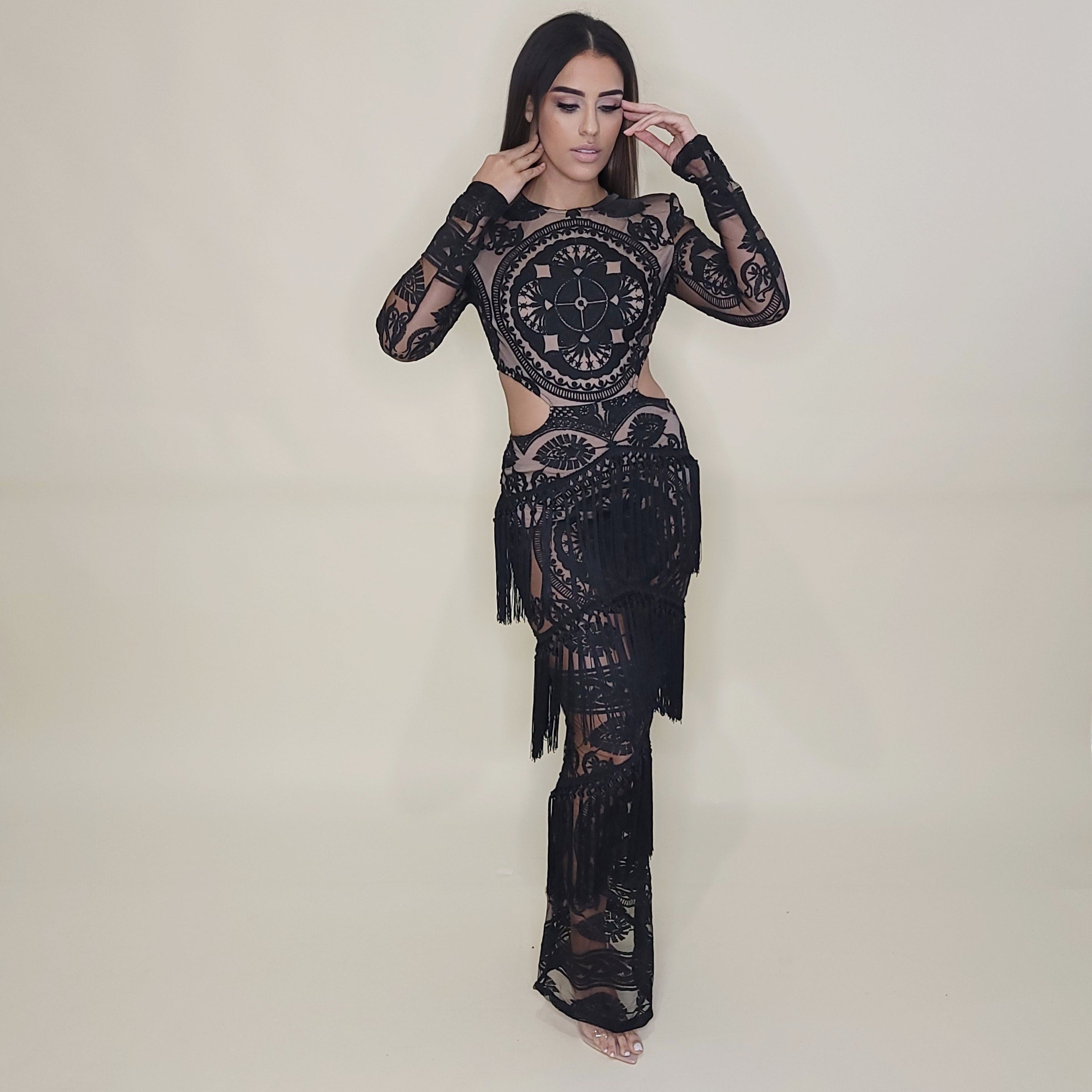 Vestido negro elegante
Vestido con transparencias
Vestido de encaje
Vestido con flecos
Moda premium
Outfit de noche
Vestido sofisticado
Tendencia 2025
GV Boutique
Mujeres con estilo