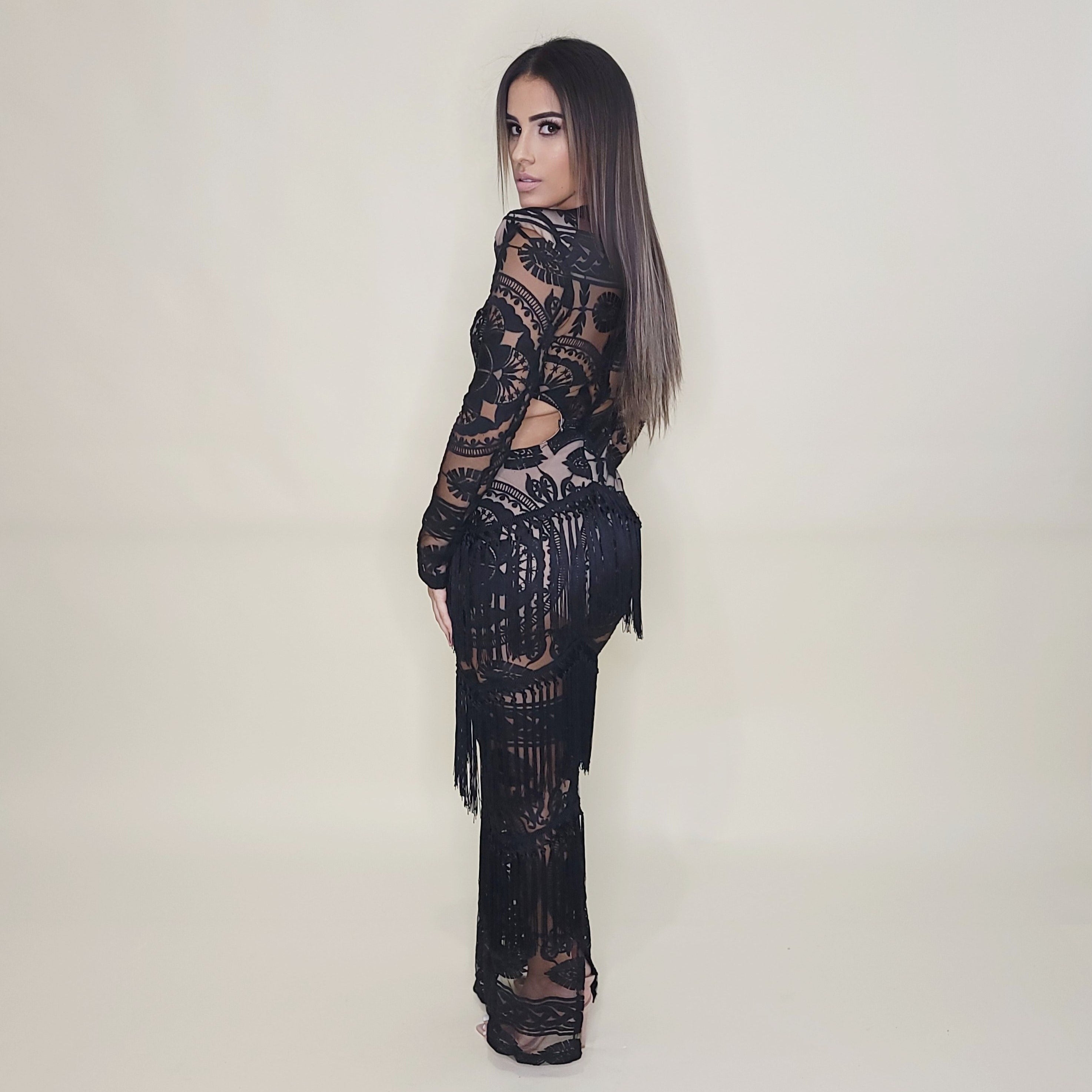 Vestido negro elegante
Vestido con transparencias
Vestido de encaje
Vestido con flecos
Moda premium
Outfit de noche
Vestido sofisticado
Tendencia 2025
GV Boutique
Mujeres con estilo