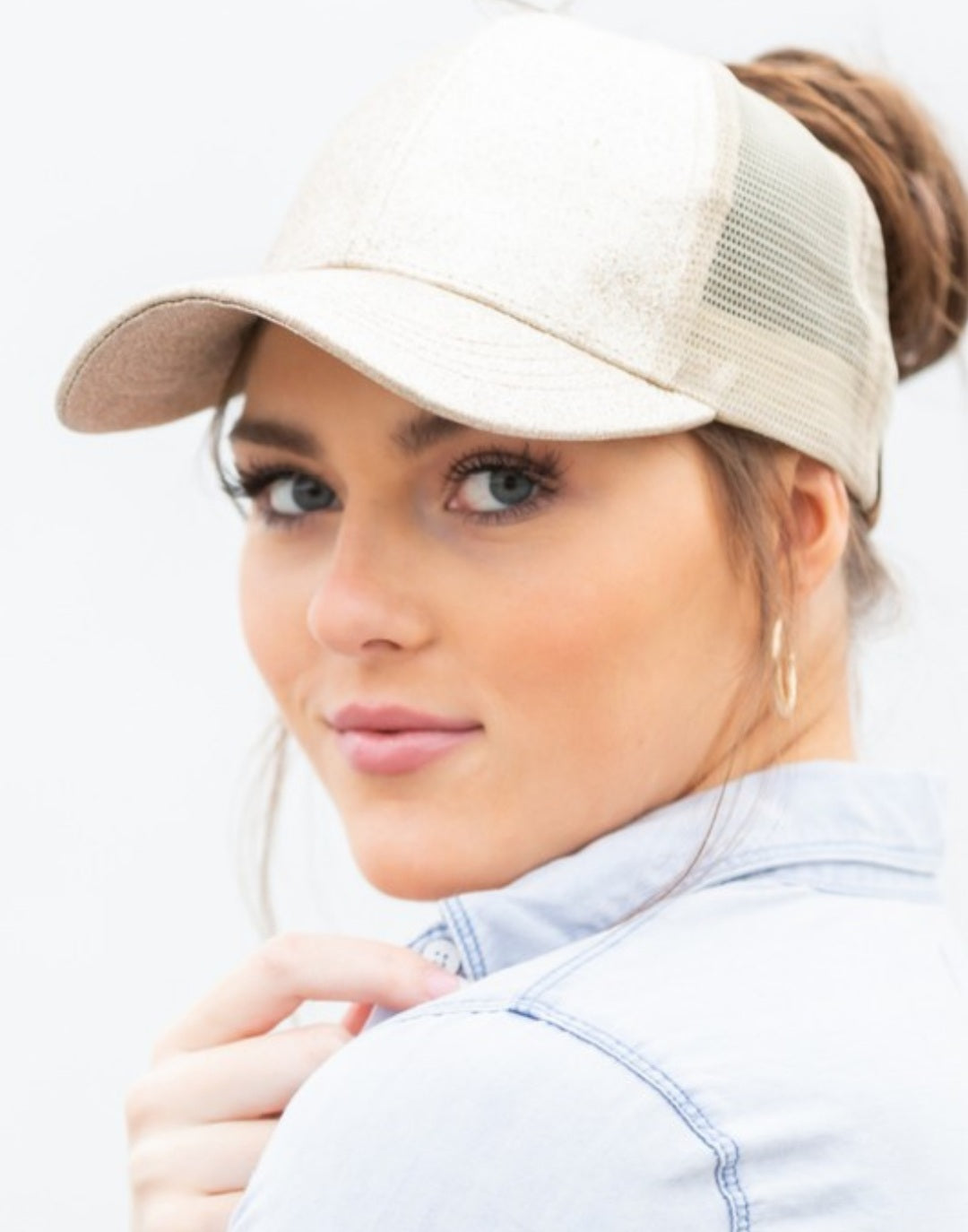 Glitter Cap
Gorra brillante mujer
Gorra rosa dorada
Gorra negra elegante
Accesorios playa chic
Gorra casual con brillo
Estilo urbano premium
Gorra ajustable velcro
Accesorios GV Boutique
Moda femenina Puerto Rico