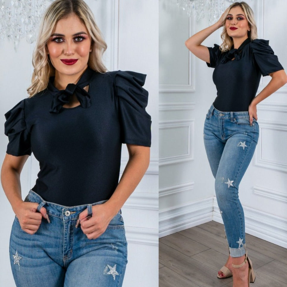 bodysuit elegante
body con mangas abullonadas
body negro sofisticado
ropa chic mujer
outfit noche elegante
body con lazo cuello
moda femenina 2025
prenda versátil mujer
bodysuit moderno
GV Boutique