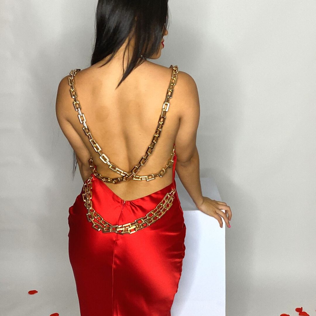 vestido largo rojo
vestido elegante mujer
vestido noche lujo
vestido con cadenas doradas
ropa boutique premium
vestido rojo sensual
vestido gala mujer
outfit cena ejecutiva
vestido fashion latina
moda femenina empoderada