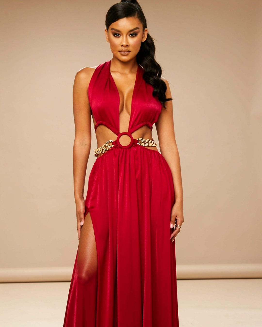 Ravelle — vestido rojo con cadenas doradas y aberturas elegantes