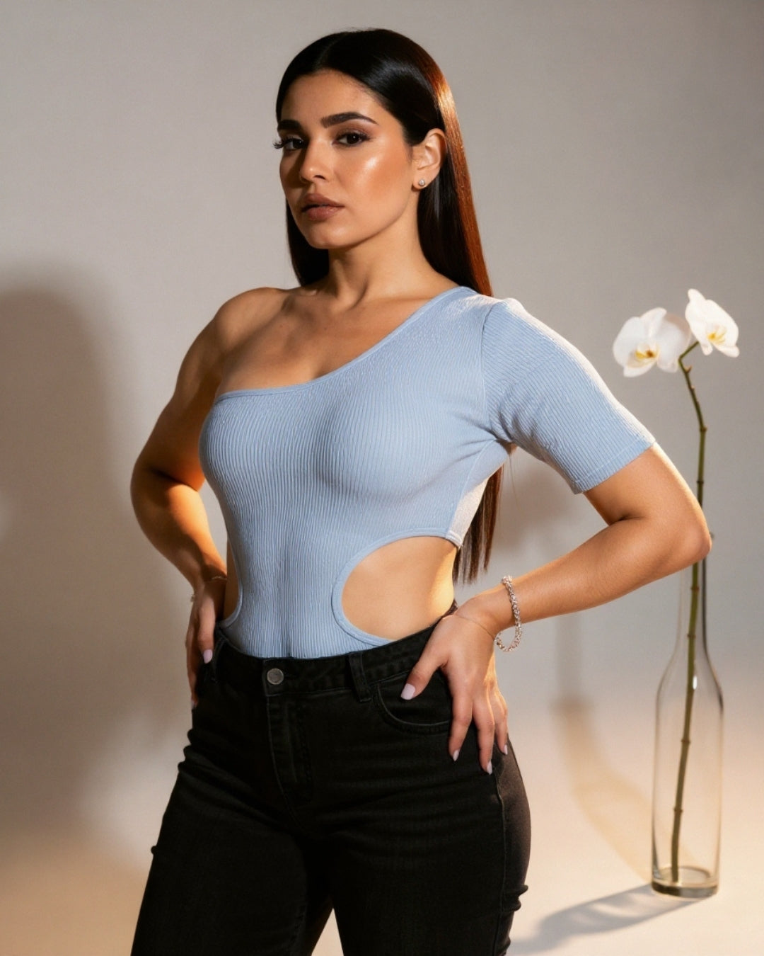 Celeste — body asimétrico de un hombro con recortes laterales