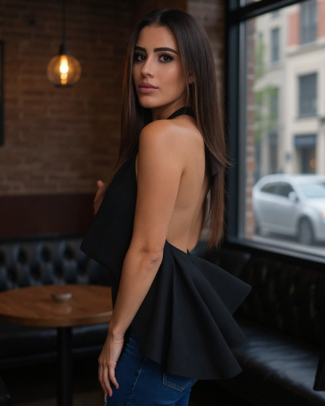 Noire — blusa asimétrica halter con espalda descubierta