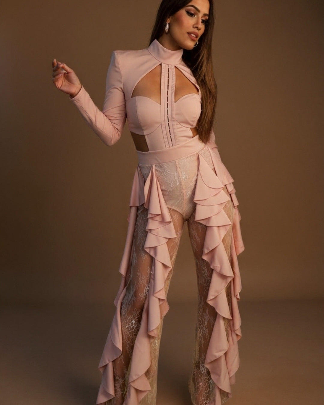 Etherea — jumpsuit de encaje con volantes fluidos y cut-outs elegantes