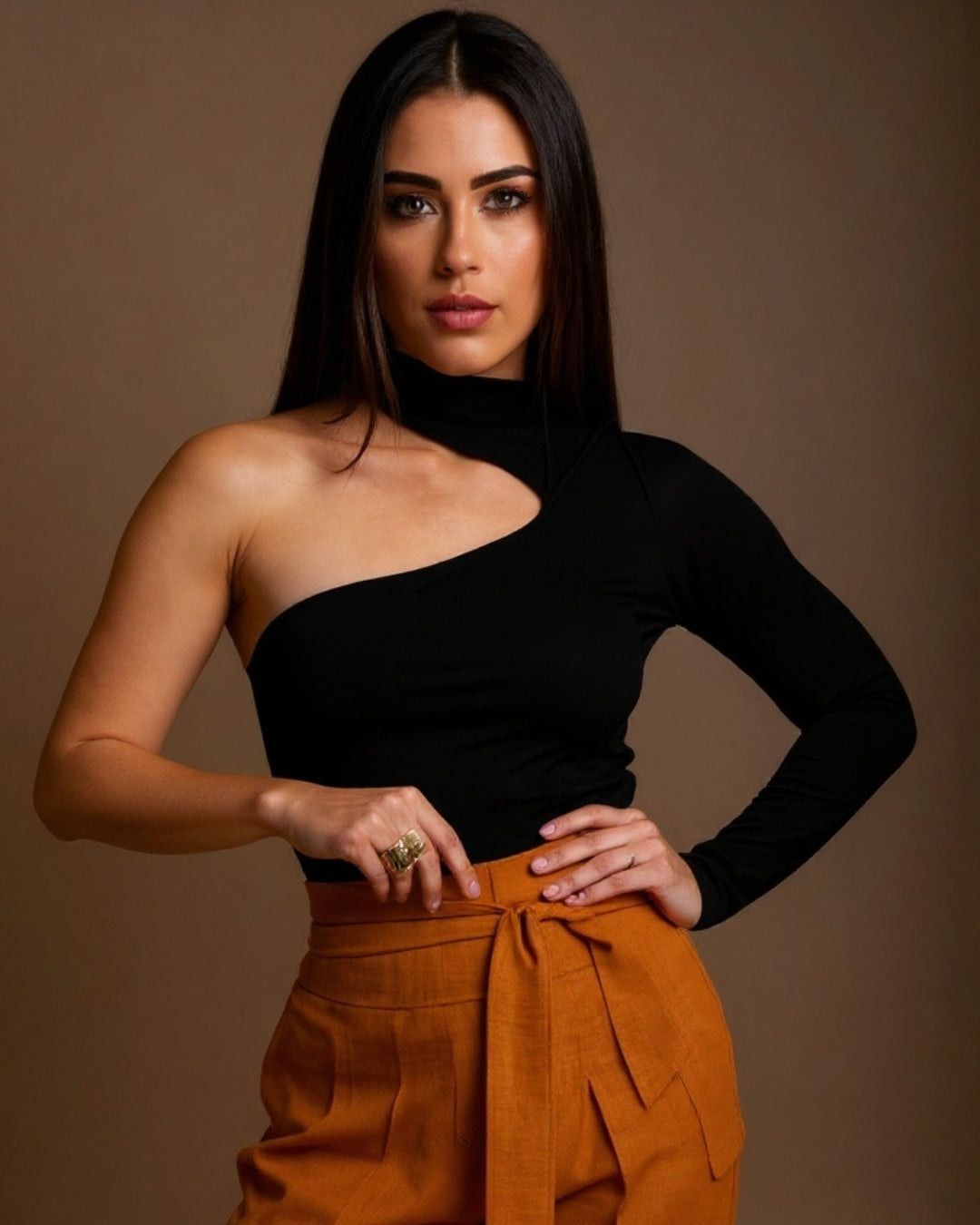 Kaelis — top negro asimétrico de un hombro con cuello cruzado