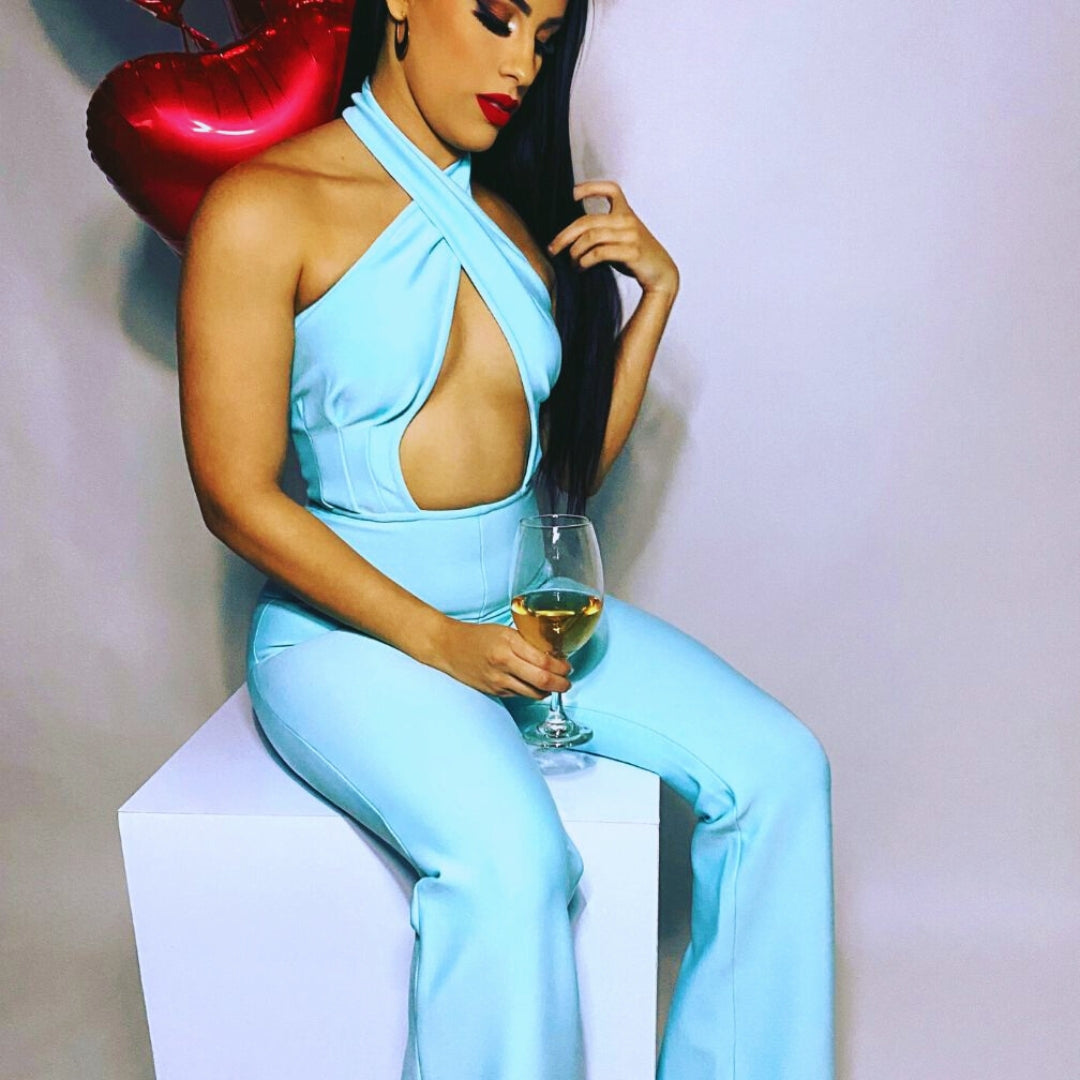 Jumpsuit aqua
Jumpsuit halter
Escote cruzado
Cintura alta
Jumpsuit elegante
Moda premium
Look de noche
Abertura frontal
GV Boutique
Mujeres con estilo