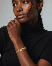 pulsera dorada
pulsera de cadena
pulsera elegante
accesorios de mujer
joyería moderna
moda femenina
estilo chic
accesorios de boutique
pulsera ajustable
joyería dorada