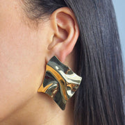 aretes dorados
aretes esculturales
joyería moderna
accesorios elegantes
aretes statement
aretes grandes
accesorios GV
aretes contemporáneos
joyería artística
GV Boutique