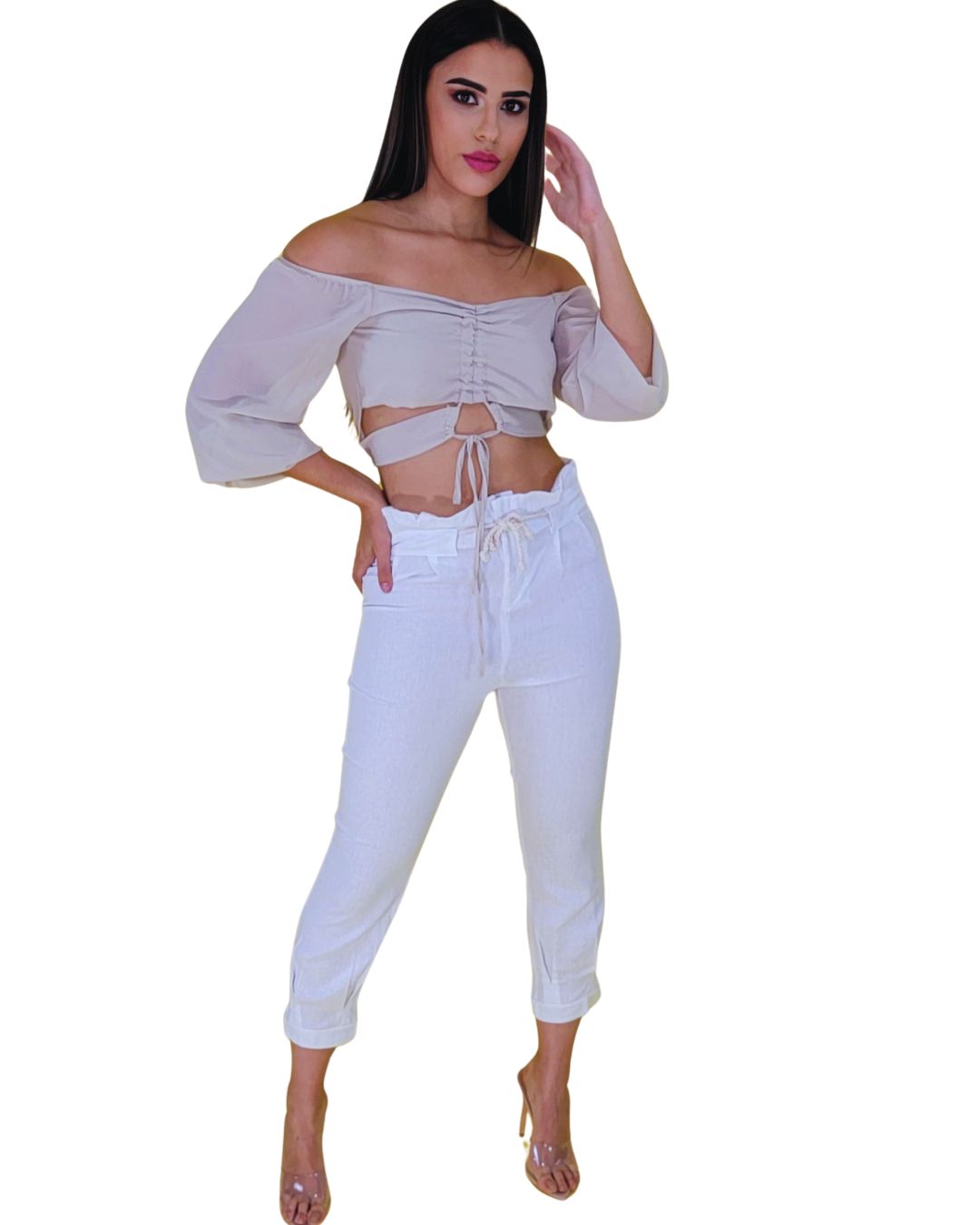 pantalón capri blanco
pantalón de hilo mujer
moda casual chic
pantalón verano elegante
pantalón fresco mujer
pantalón blanco capri
básicos de verano
moda tropical femenina
pantalón casual con lazo
ropa importada mujer