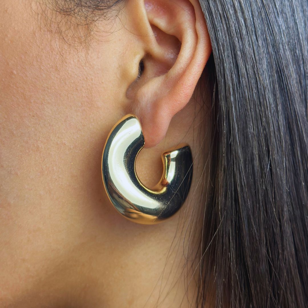 aros dorados
aretes modernos
accesorios mujer
joyería elegante
aros statement
moda femenina
GV accesorios
aretes esculturales
joyas doradas
estilo contemporáneo