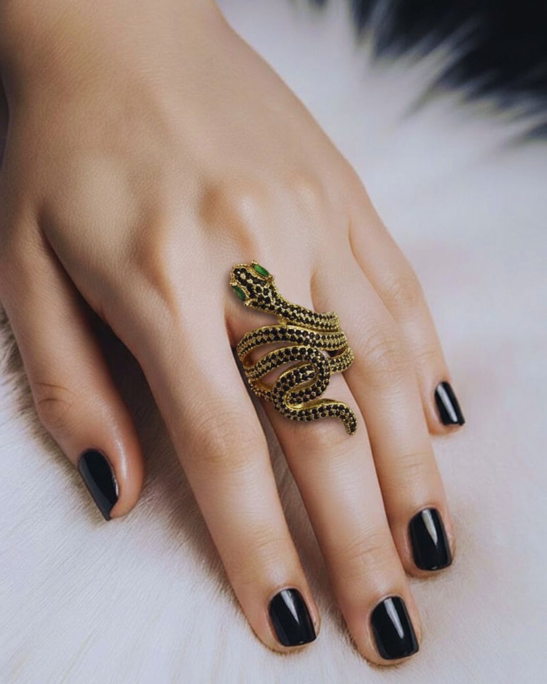 sortija dorada serpiente
sortija serpiente ajustable
anillo dorado serpiente
sortija detalles negro y verde
sortija moderna mujer
anillo elegante dorado
sortija tendencia 2025
joyería dorada mujer
anillo serpiente moda
GV Boutique joyería