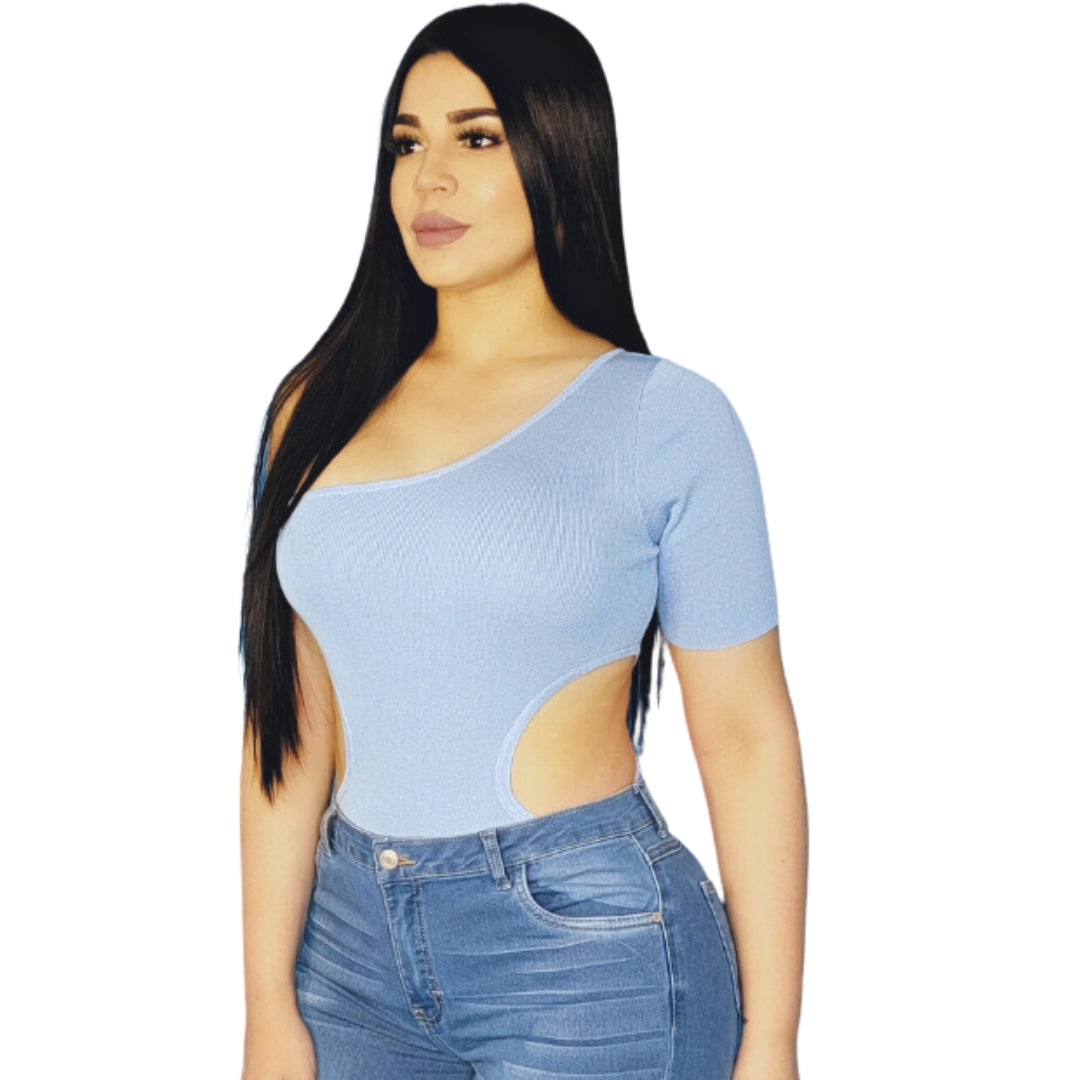body celeste mujer
body un hombro
body asimétrico 2025
ropa femenina boutique
body con recortes
outfit moderno mujer
tendencias moda 2025
GV Boutique
body elegante mujer
body casual chic