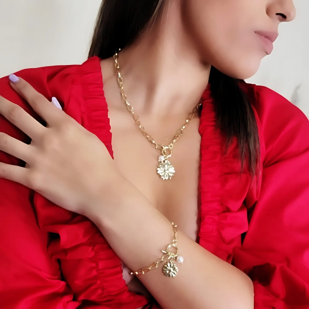set floral
collar y pulsera
GV Boutique
joyería elegante
accesorios dorados
estilo femenino
set de flores
tendencia 2025
joyería moderna
moda sofisticada