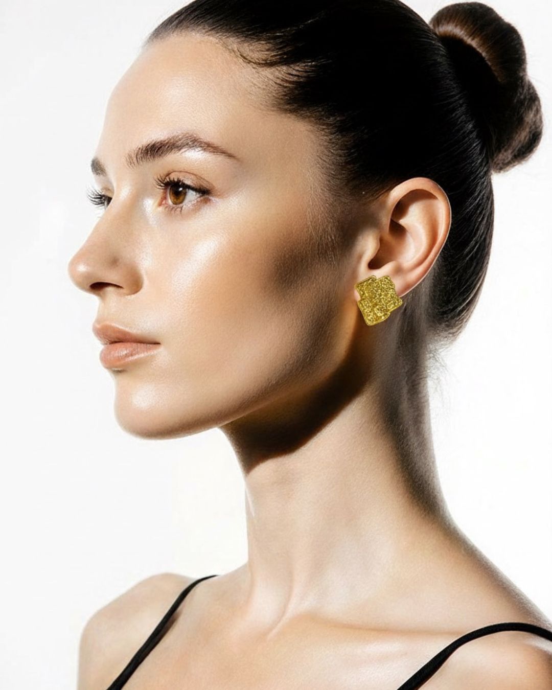 aretes dorados
aretes modernos
joyería waterproof
aretes hipoalergénicos
accesorios de mujer
moda femenina
estilo chic
joyería dorada
accesorios de boutique
aretes de textura