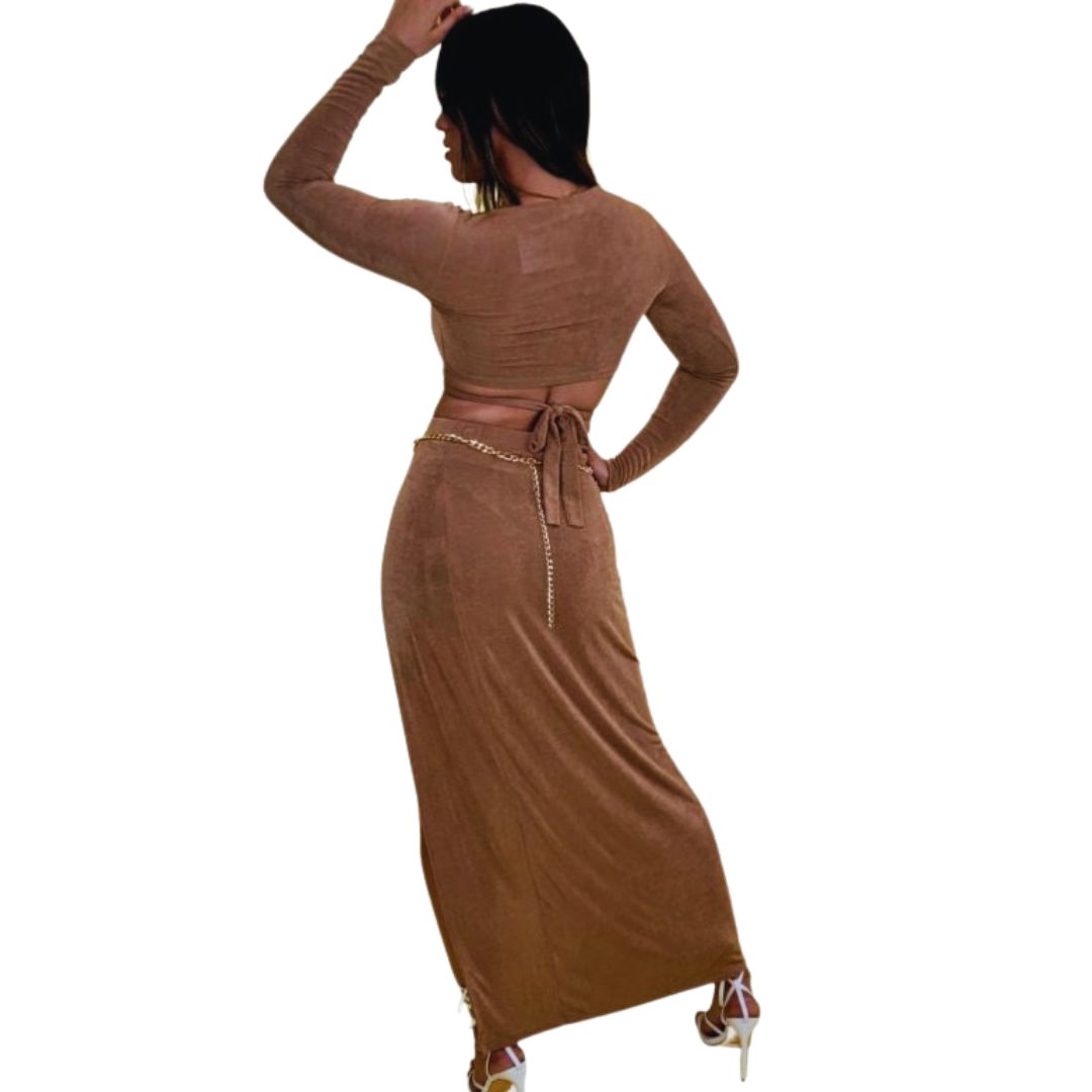 Conjunto crema mujer
Falda con abertura
Top manga larga
Conjunto elegante
Estilo sofisticado
Outfit de noche
Moda femenina
Conjunto ajustado
Look versátil
GV Boutique