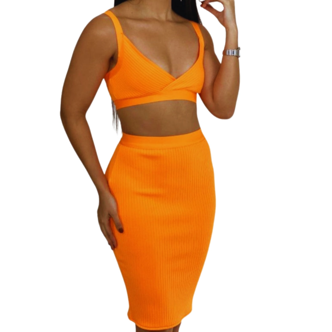 conjunto naranja
set top y falda
ropa moderna mujer
ropa casual elegante
falda midi
outfit vibrante
conjunto verano
top corto mujer
falda con textura
ropa femenina trendy
