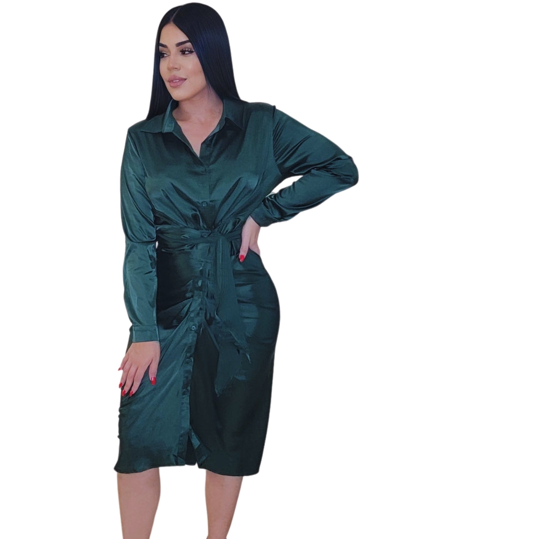 vestido camisero satinado
vestido midi elegante
ropa boutique mujer
vestido verde esmeralda
moda ejecutiva femenina
outfit elegante diario
vestido con lazo cintura
ropa GV Boutique
estilo minimalista elegante
vestido formal cómodo