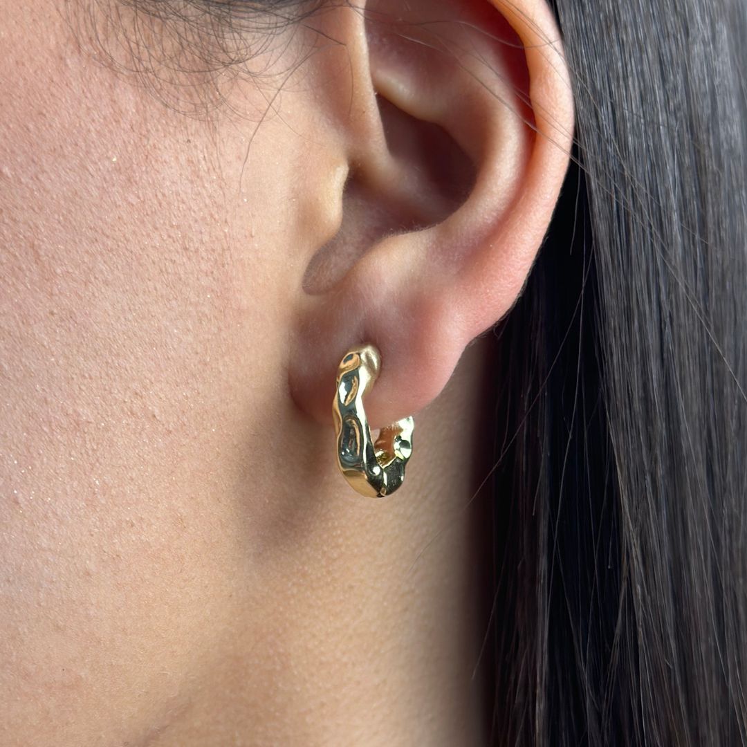 aros dorados
aretes vintage
accesorios mujer
joyería elegante
aros medianos
moda femenina
GV accesorios
aros twist
joyas doradas
estilo clásico