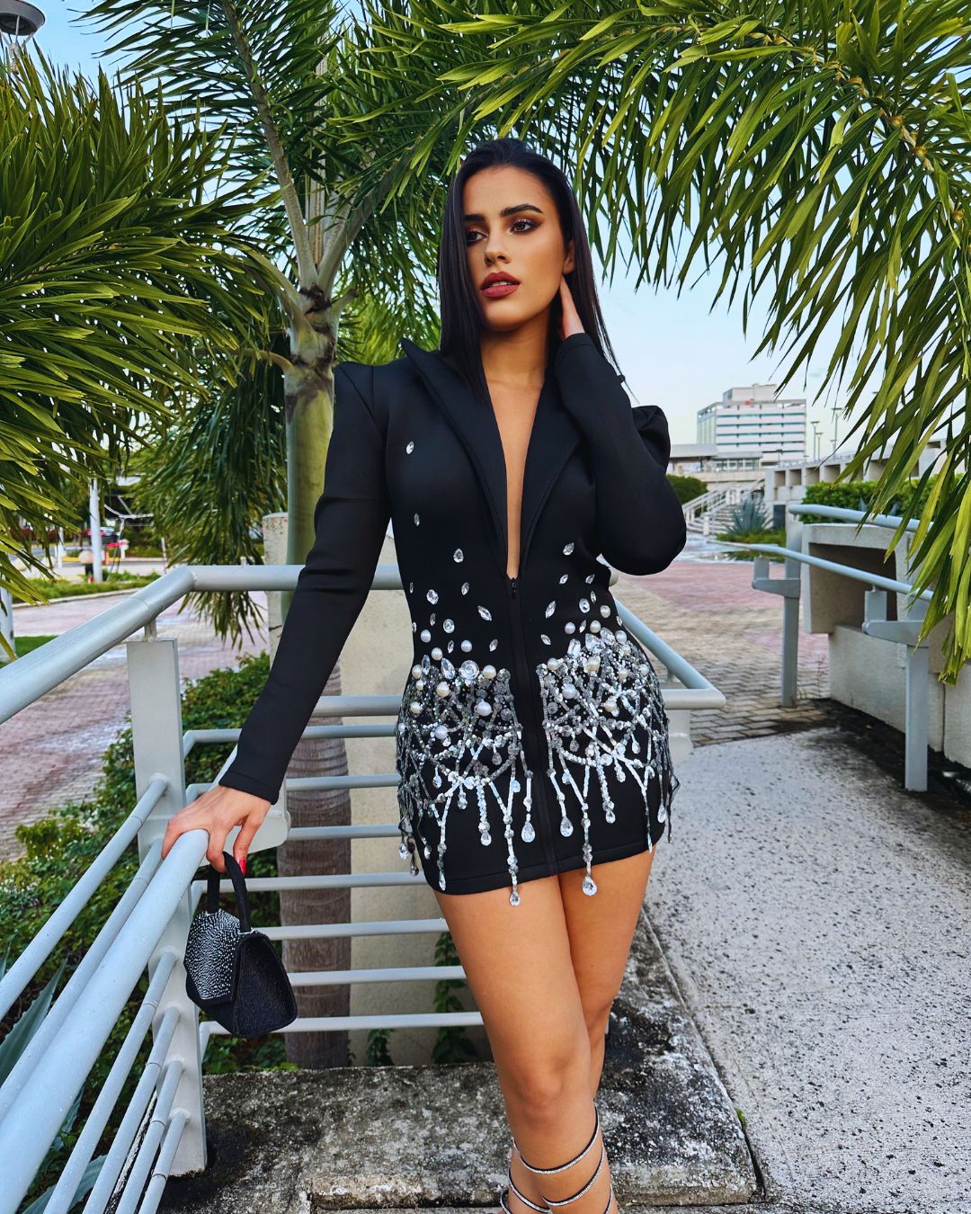 Vestido blazer
Vestido mini
Vestido con rhinestones
GV Boutique
Vestido negro elegante
Vestido de lujo
Vestido fiesta
Tendencia 2025
Look glam
Moda premium mujer