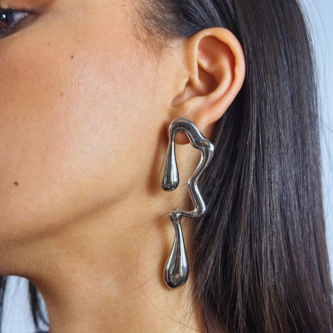 Aretes plateados
Aretes modernos
Aretes elegantes
Aretes statement
Joyería contemporánea
Accesorios importados
Aretes largos
Joyería minimalista
Accesorios de moda
GV Boutique