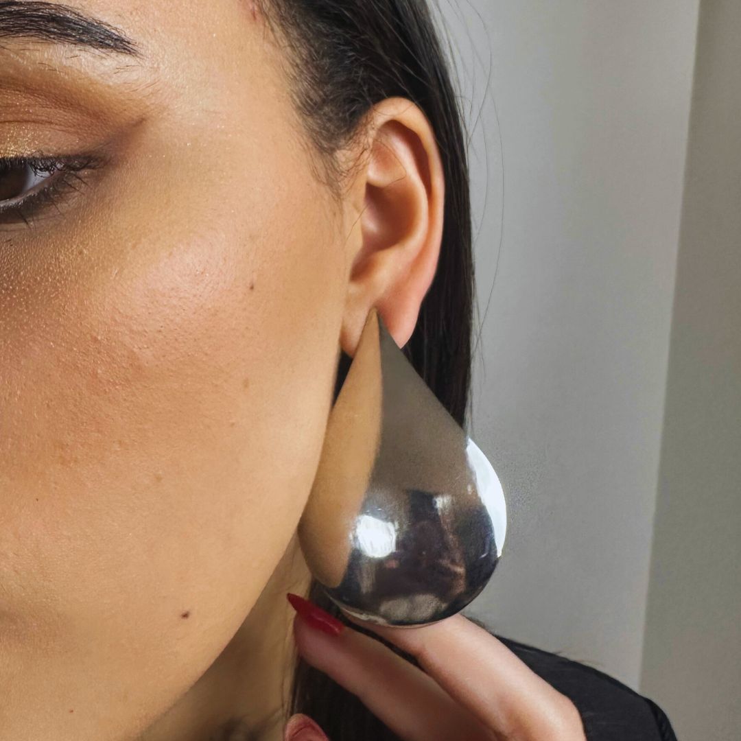 aretes plateados
aretes modernos
aretes grandes
accesorios statement
joyería elegante
joyería moderna
accesorios importados
aretes contemporáneos
accesorios de lujo
GV Boutique