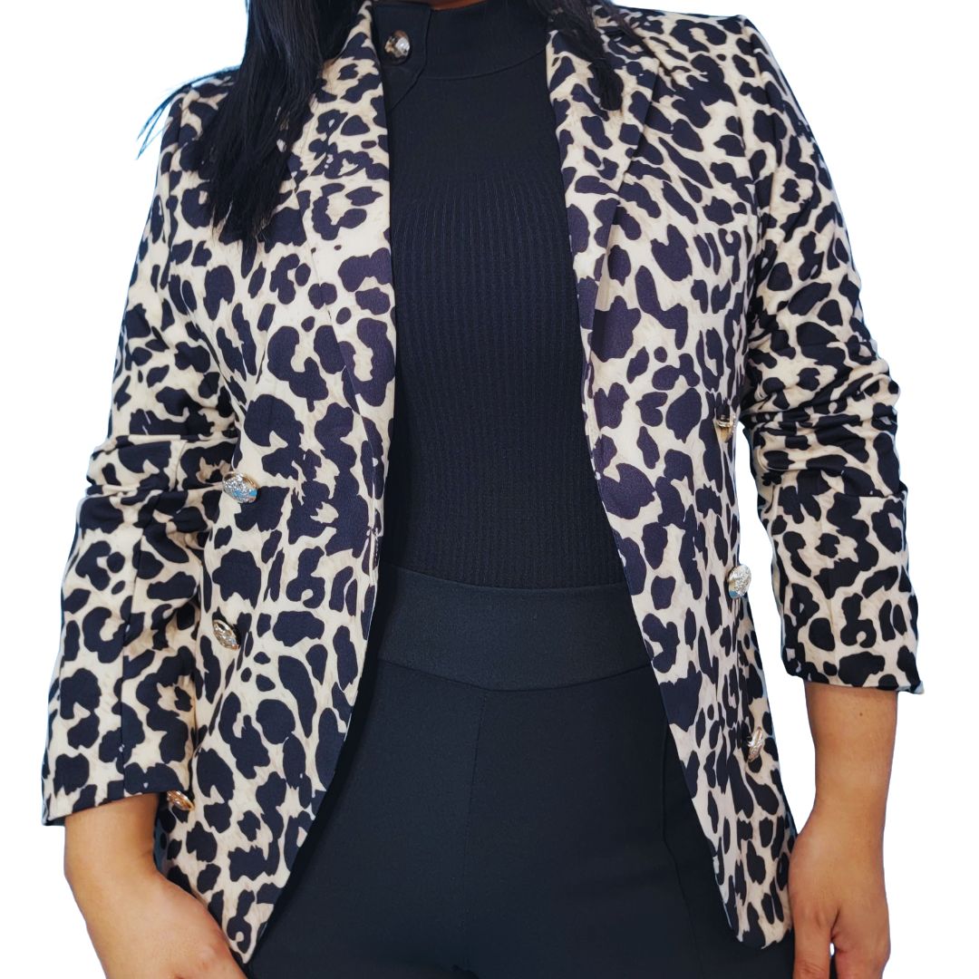 chaqueta animal print
chaqueta con botones dorados
chaqueta elegante mujer
blazer animal print 2025
ropa femenina boutique
chaqueta importada
outfit sofisticado mujer
tendencias moda 2025
GV Boutique
chaqueta de moda mujer
