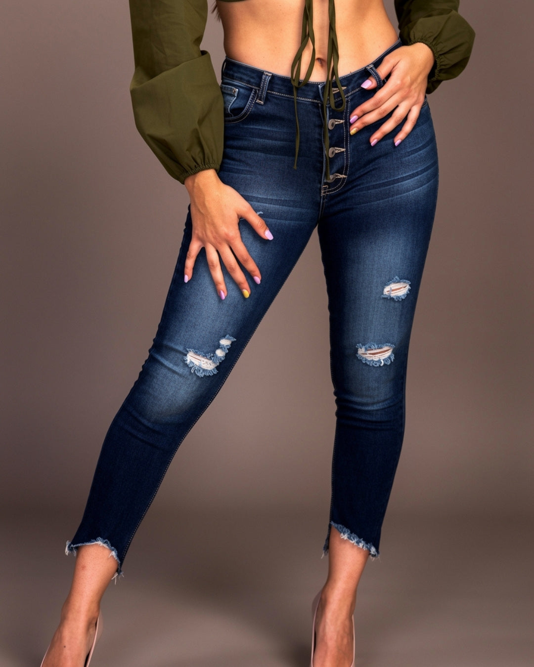 Naya — jean skinny azul oscuro con botones frontales