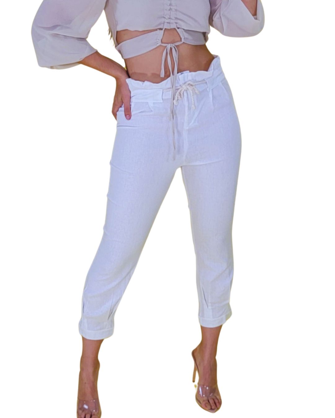 pantalón capri blanco
pantalón de hilo mujer
moda casual chic
pantalón verano elegante
pantalón fresco mujer
pantalón blanco capri
básicos de verano
moda tropical femenina
pantalón casual con lazo
ropa importada mujer