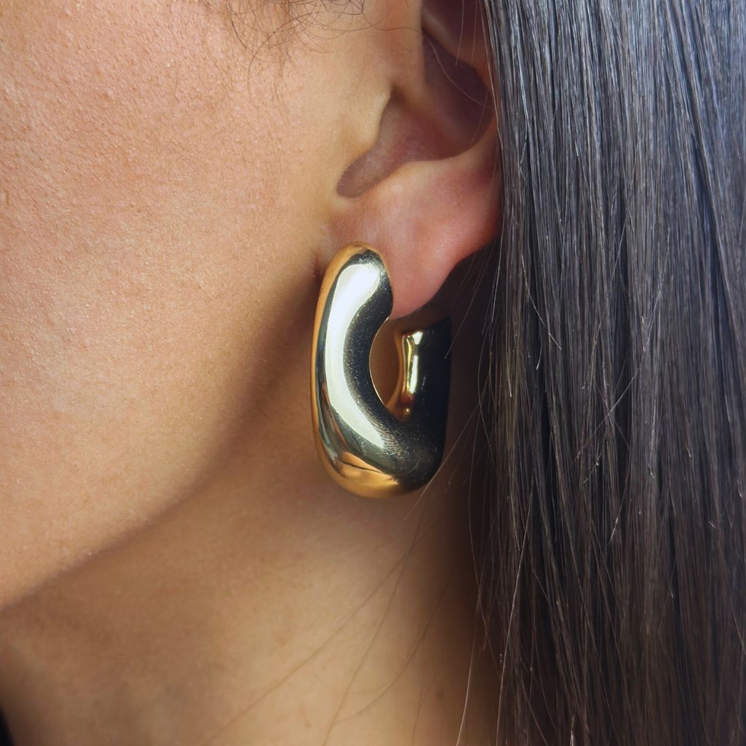 aros dorados
aretes modernos
accesorios mujer
joyería elegante
aros statement
moda femenina
GV accesorios
aretes esculturales
joyas doradas
estilo contemporáneo