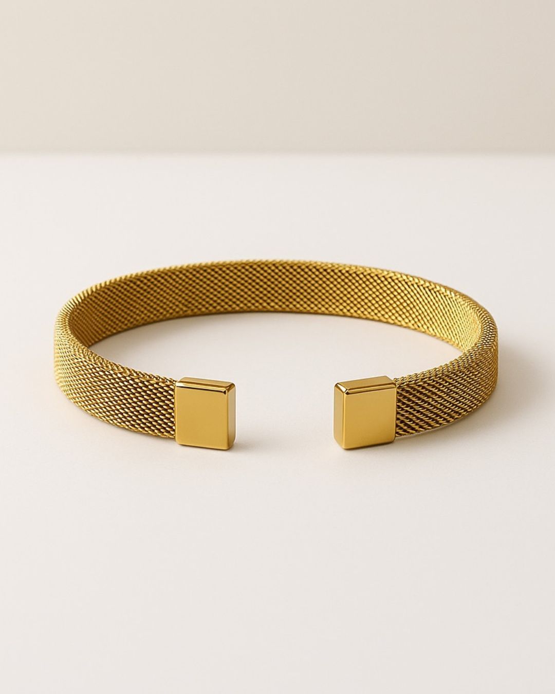 pulsera dorada
pulsera rígida
pulsera ajustable
joyería waterproof
joyería hipoalergénica
accesorios de mujer
estilo chic
joyería dorada
moda femenina
accesorios de boutique