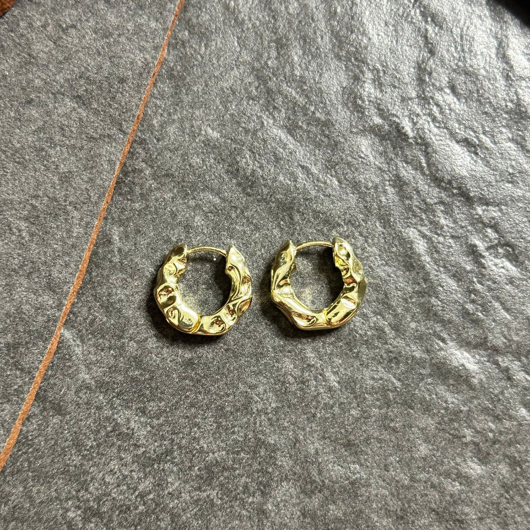 aros dorados
aretes vintage
accesorios mujer
joyería elegante
aros medianos
moda femenina
GV accesorios
aros twist
joyas doradas
estilo clásico