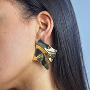 aretes dorados
aretes esculturales
joyería moderna
accesorios elegantes
aretes statement
aretes grandes
accesorios GV
aretes contemporáneos
joyería artística
GV Boutique