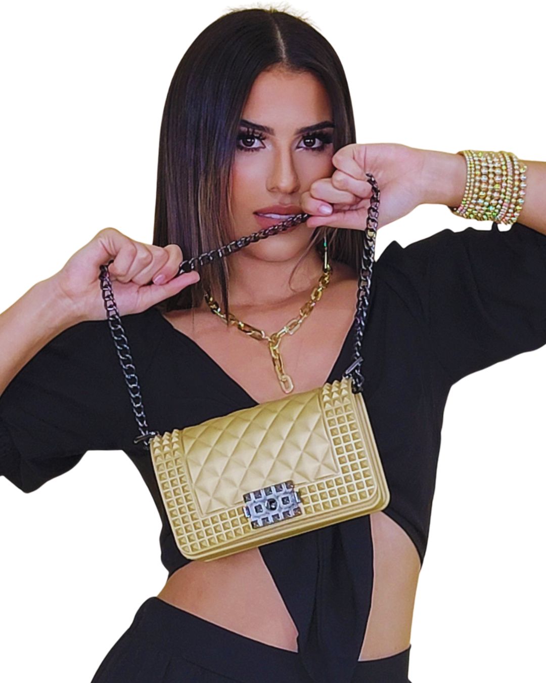 Bolso mini acolchado
Crossbody moderno
Bolso con tachuelas
Bolso con cadena
Accesorio de noche
Bolso negro mujer
Bolso dorado elegante
Bolso azul eléctrico
Moda femenina premium
GV Boutique