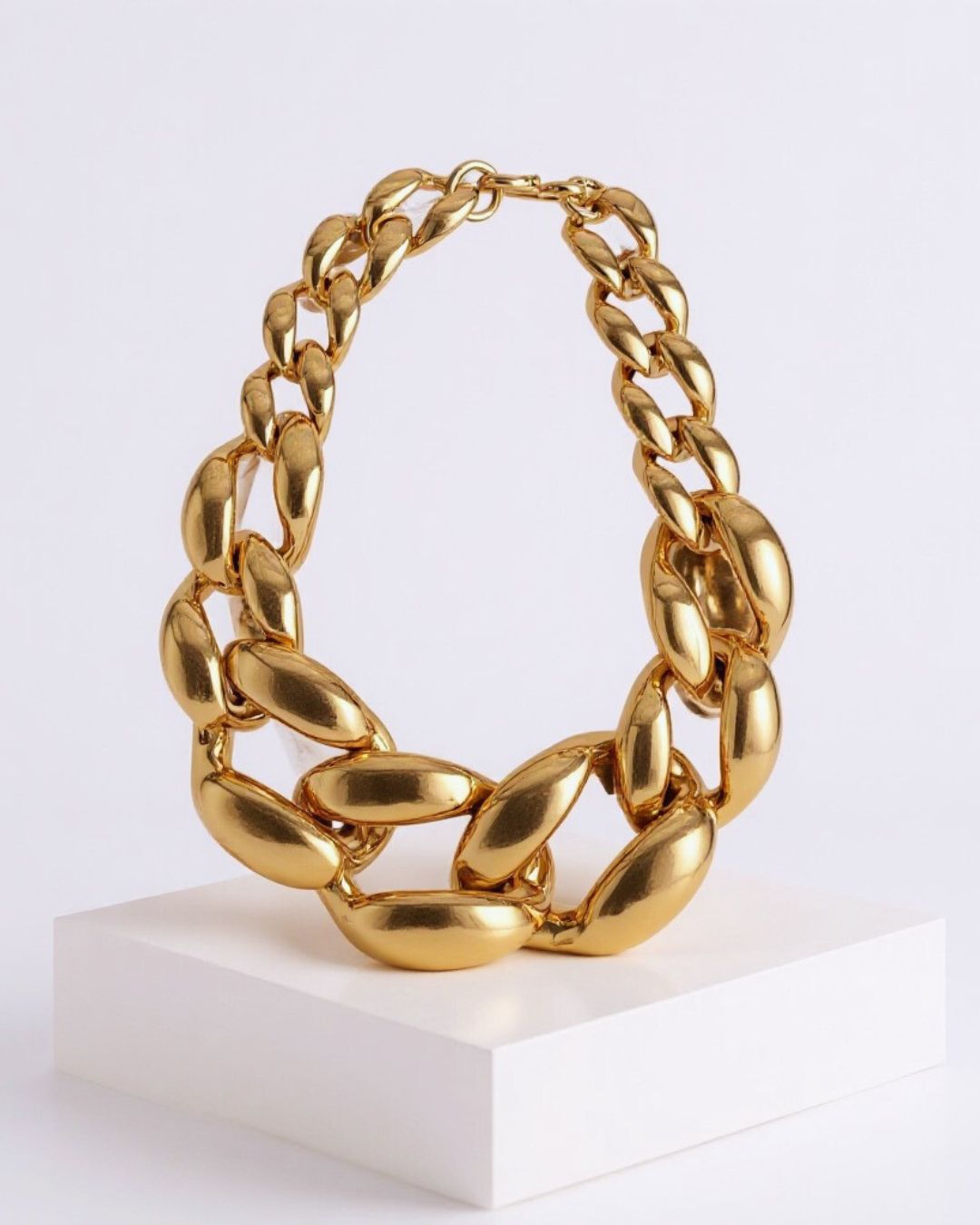 Sculpta — collar dorado de brillo esculpido con diseño moderno estructurado